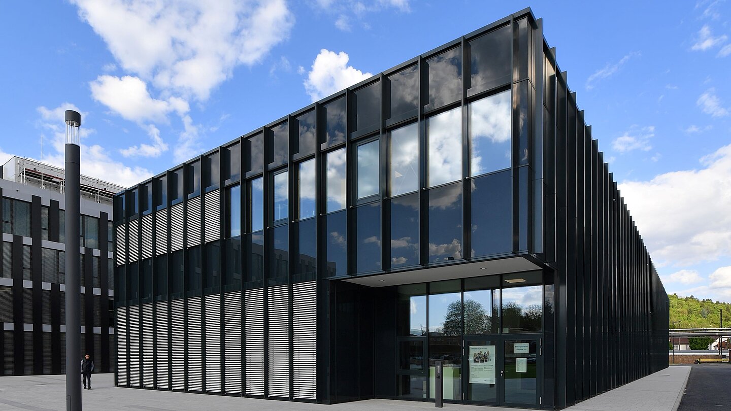 Das Foto zeigt das Bildungszentrum in Weinheim
